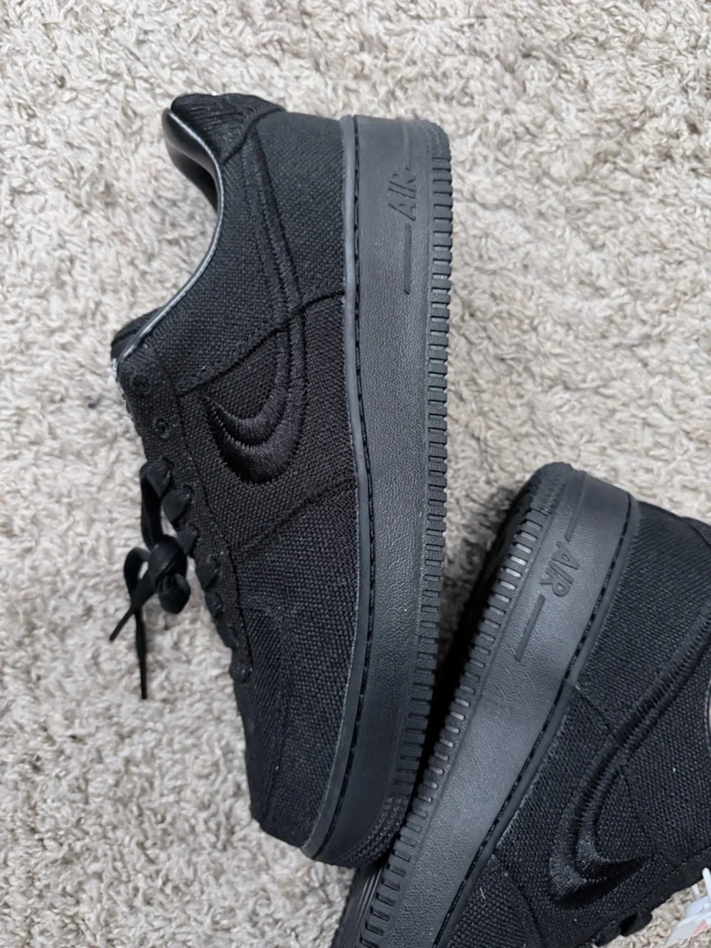 Nike Men’s Black Low-Top Sneakers with Lace-Up Design - Picture 3 of 6